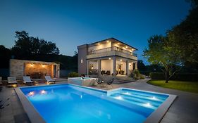 Villa Dali - Luxury Holiday House In Relaxing Area
